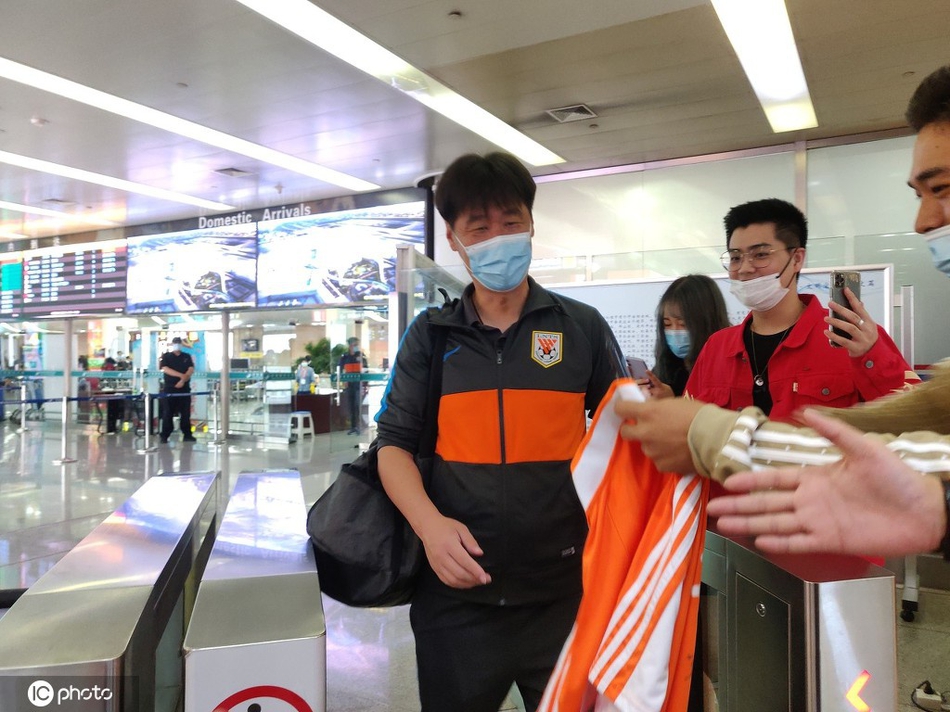 鲁能返回济南获大批球迷接机：弟兄们 你们辛苦了