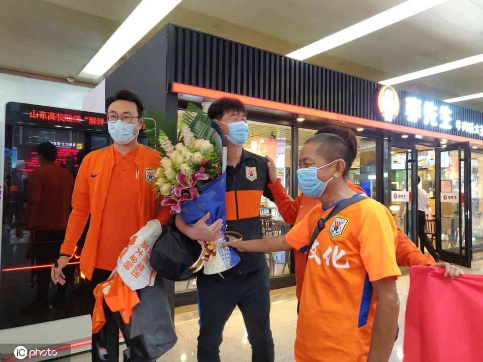 鲁能返回济南获大批球迷接机：弟兄们 你们辛苦了