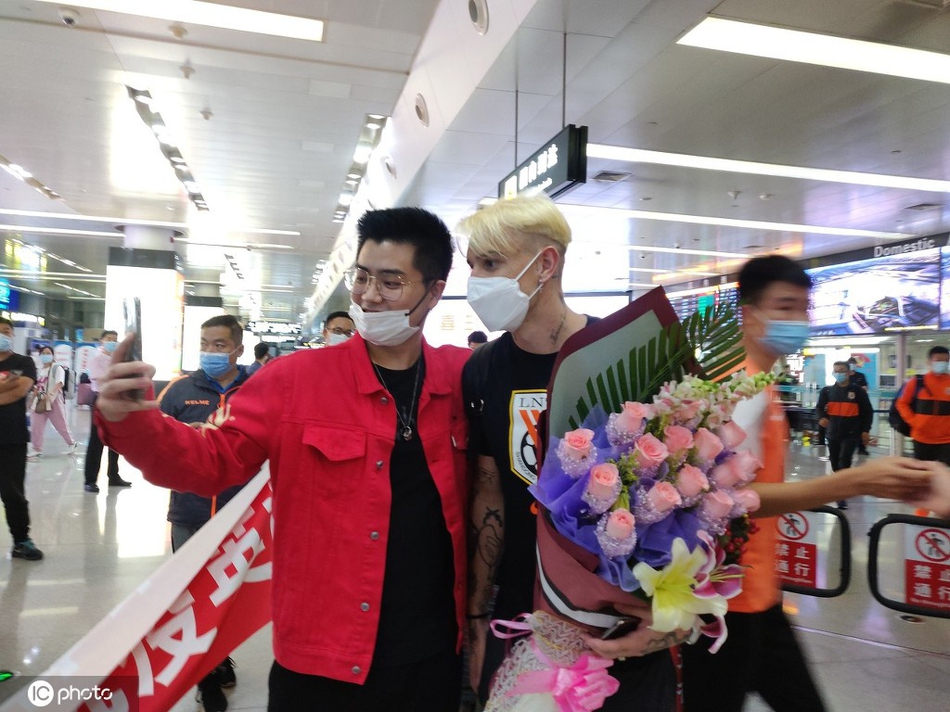 鲁能返回济南获大批球迷接机：弟兄们 你们辛苦了