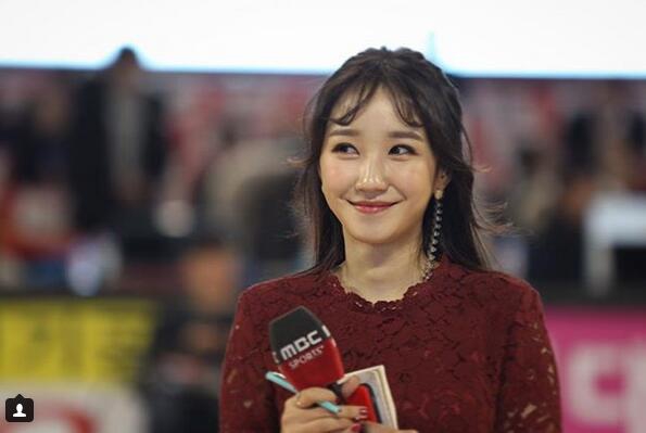 韩国美女足球主播闺蜜现身