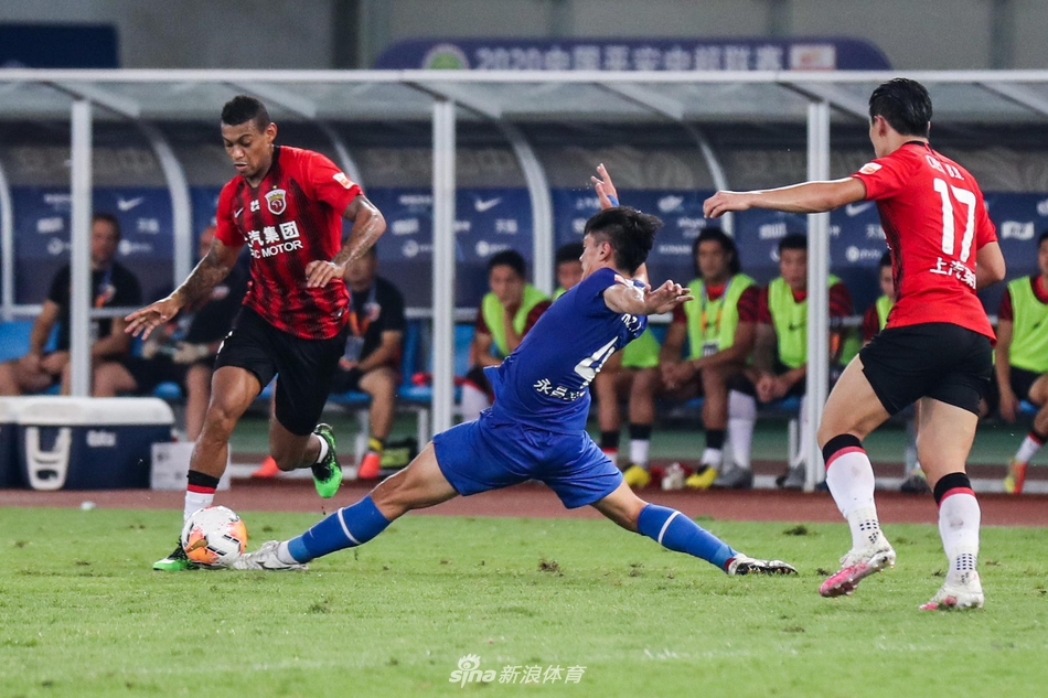 陈子桐劈叉断球