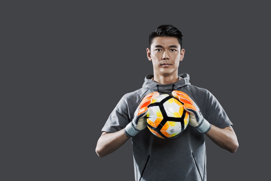 西装与足球的混搭