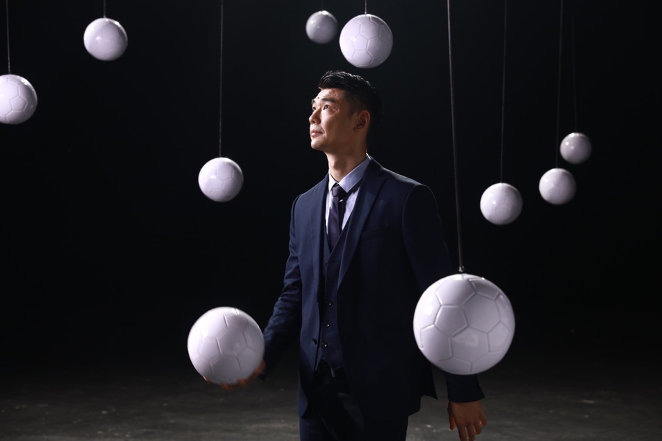 西装与足球的混搭