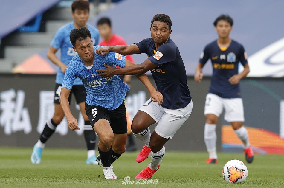 雷纳迪尼奥卡位吴伟