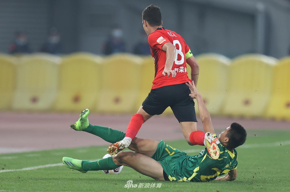 新浪直击上海海港3-1北京国安