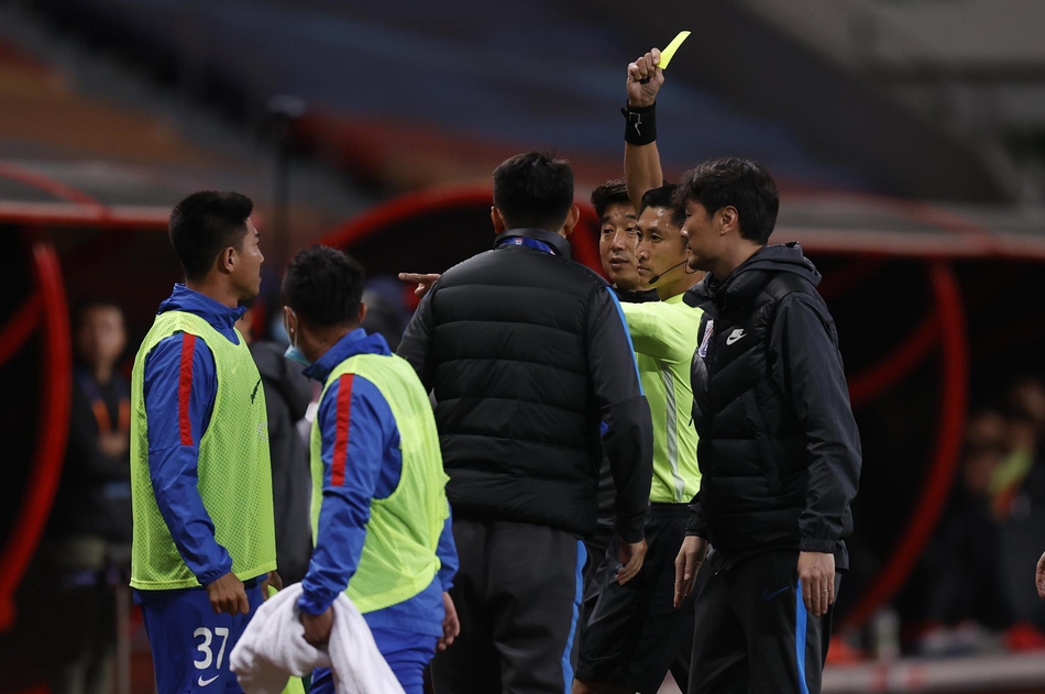马宁向孙世林出示黄牌