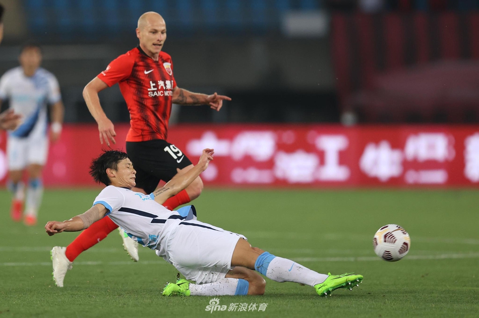 新浪直击上海海港3-0大连人