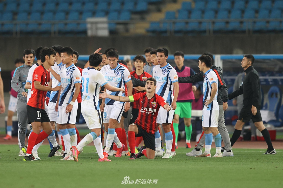 新浪直击上海海港3-0大连人
