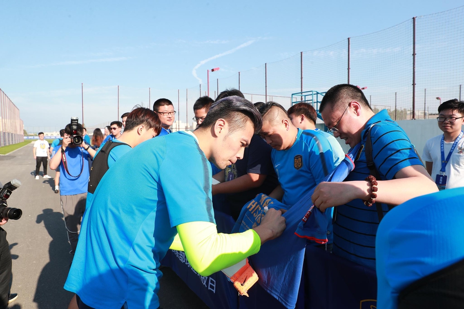 苏宁举办球迷开放日活动