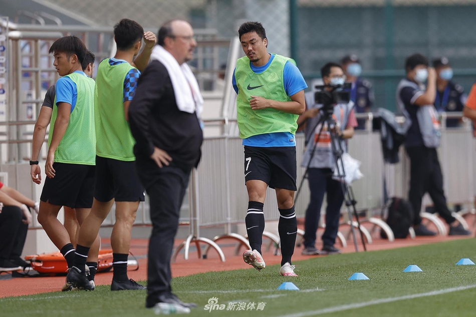 赵旭日做上场准备