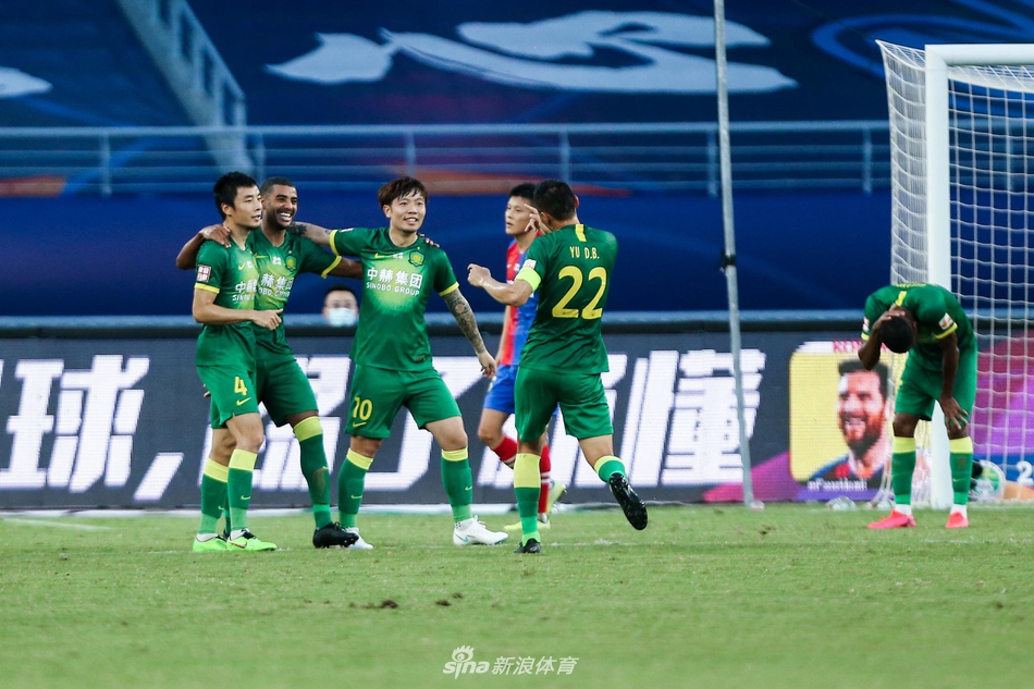 阿兰与队友庆祝