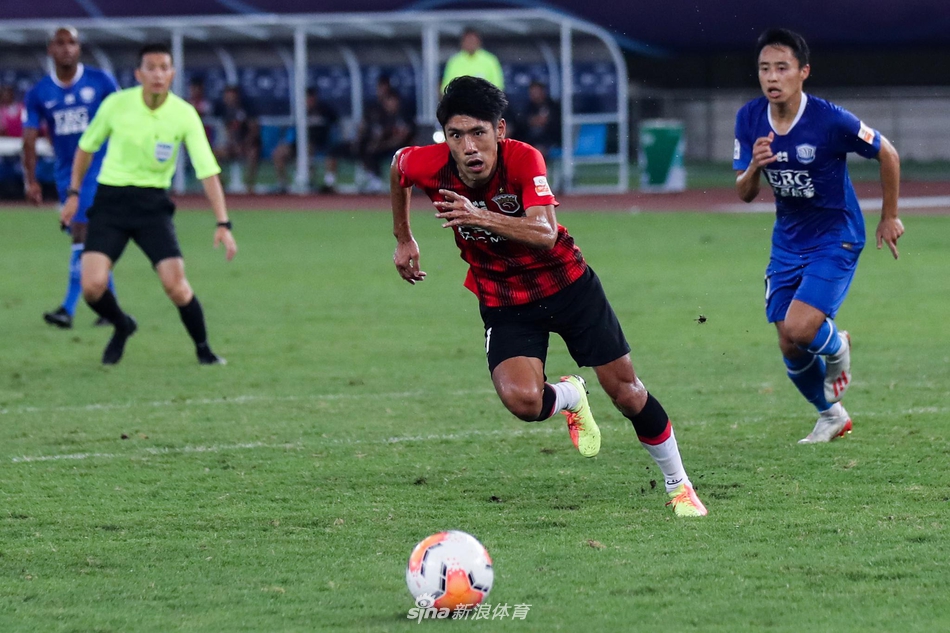 吕文君奋力争球