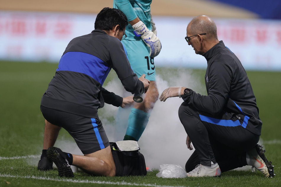 队医为曾诚治疗