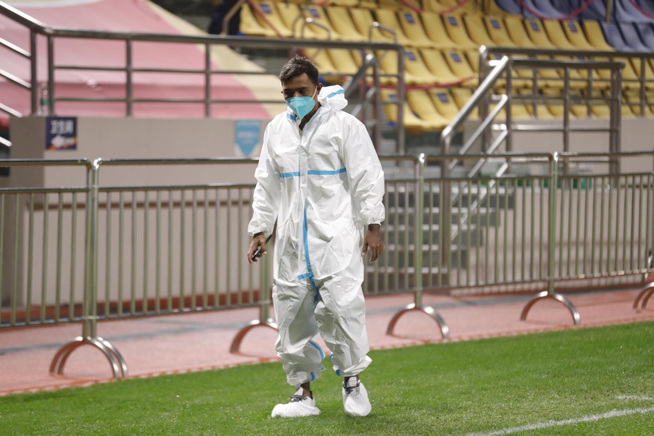 雷纳迪尼奥穿好防护服去医院