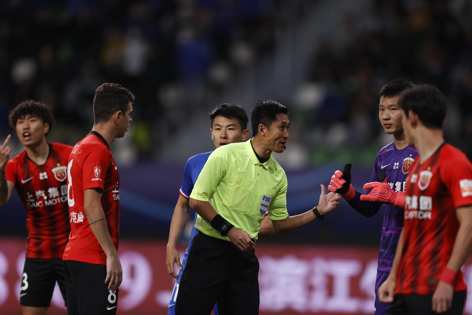 新浪现场直击史上压力最大裁判组 马宁镇定自若