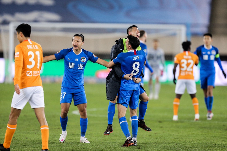 建业提前保级 众将振臂庆祝