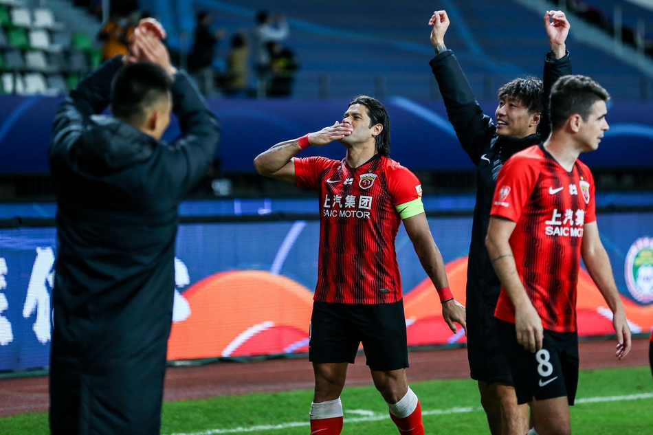 上港全队庆祝晋级前四名