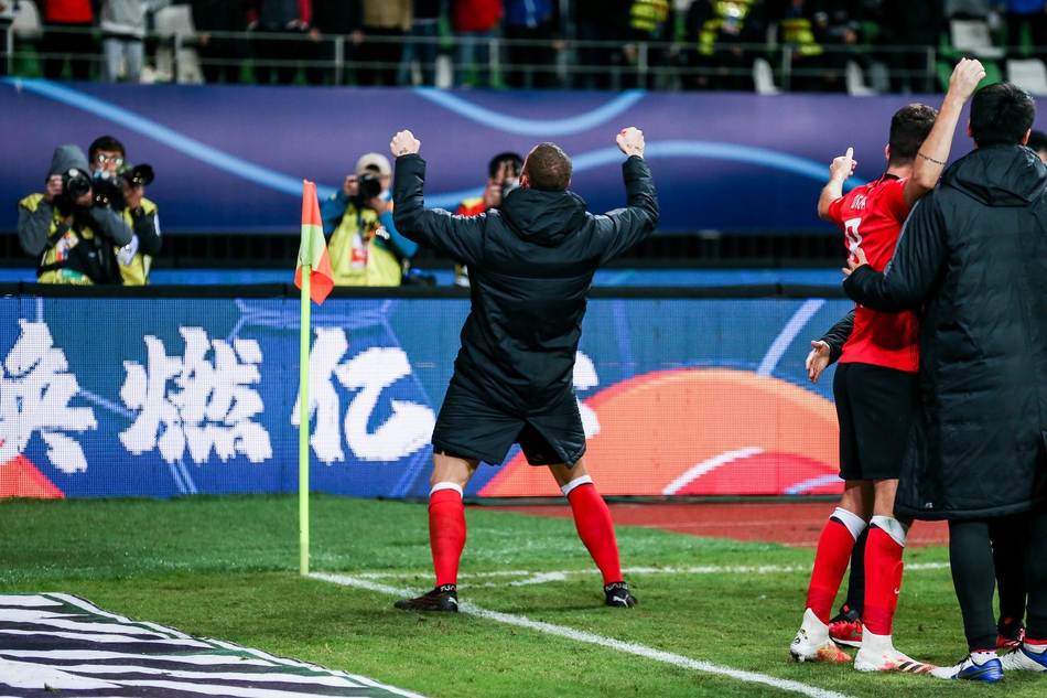 上港全队庆祝晋级前四名