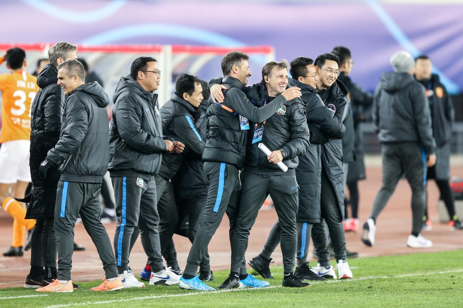 建业提前保级 众将振臂庆祝