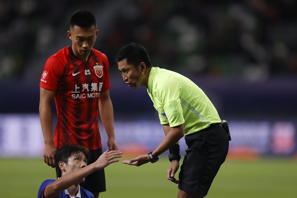 新浪现场直击史上压力最大裁判组 马宁镇定自若