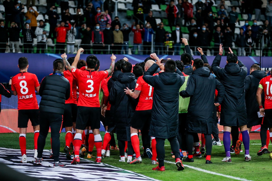 上港全队庆祝晋级前四名