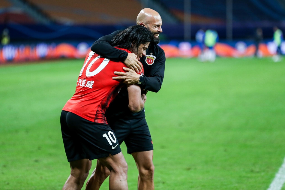 上港全队庆祝晋级前四名