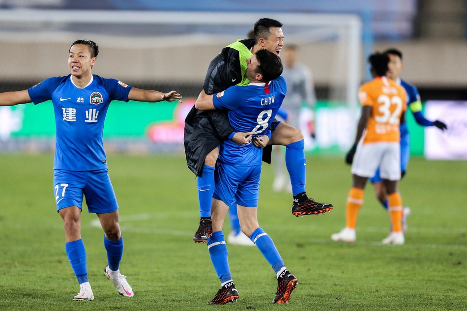 建业提前保级 众将振臂庆祝