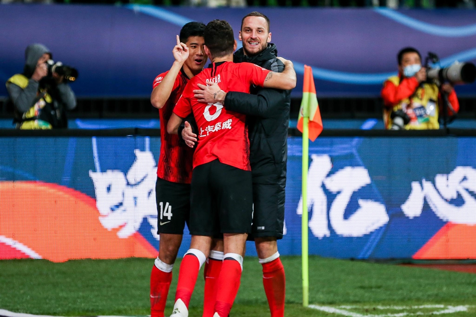 上港全队庆祝晋级前四名