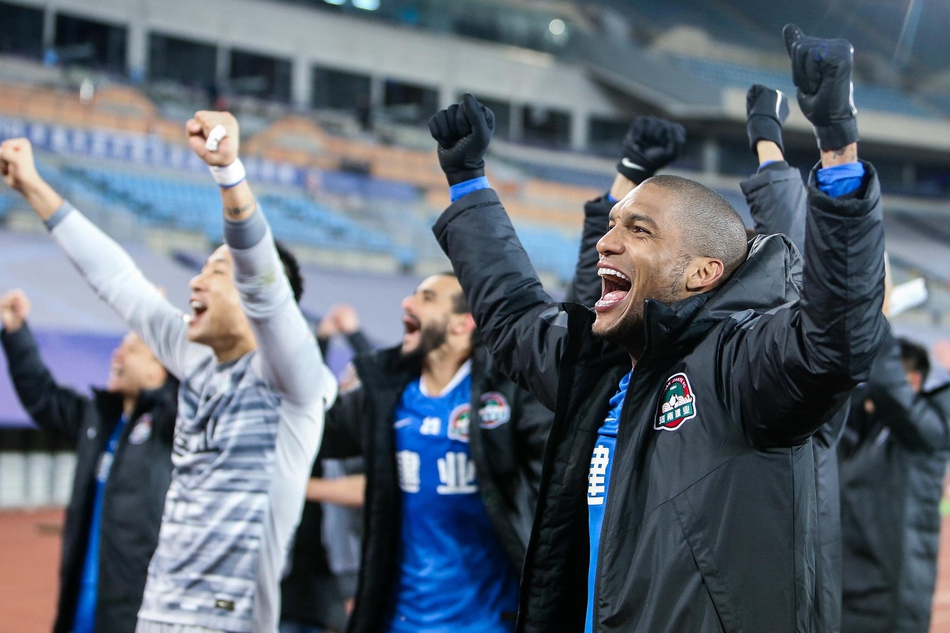 建业提前保级 众将振臂庆祝