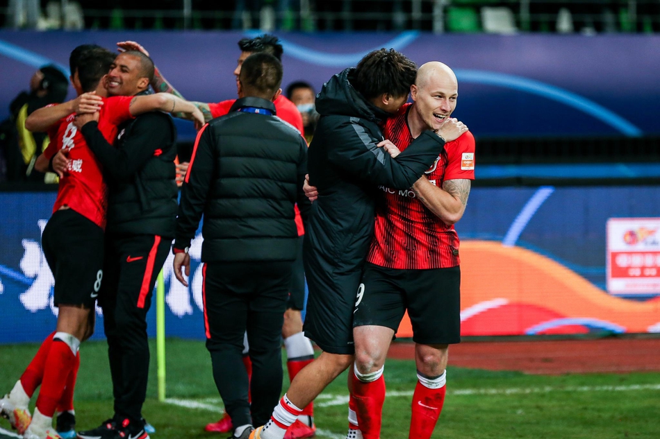 上港全队庆祝晋级前四名