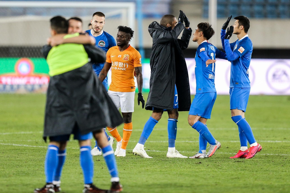 建业提前保级 众将振臂庆祝