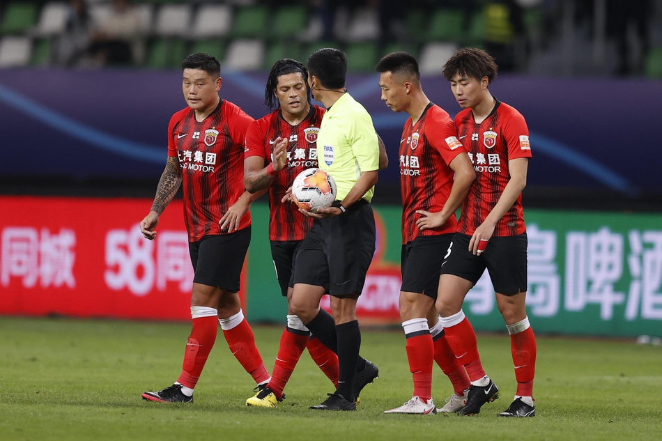 新浪现场直击史上压力最大裁判组 马宁镇定自若