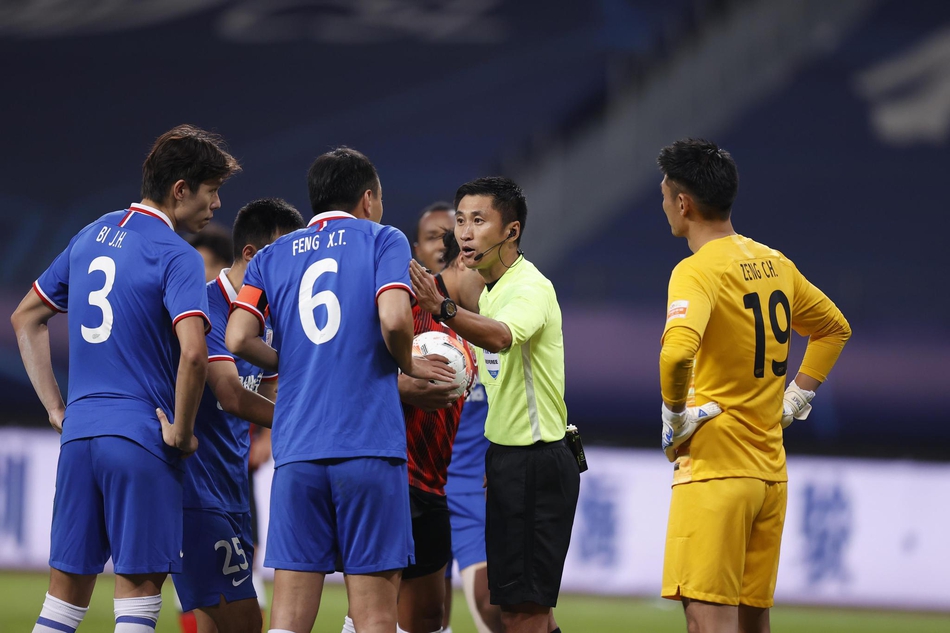 申花球迷不解点球判罚