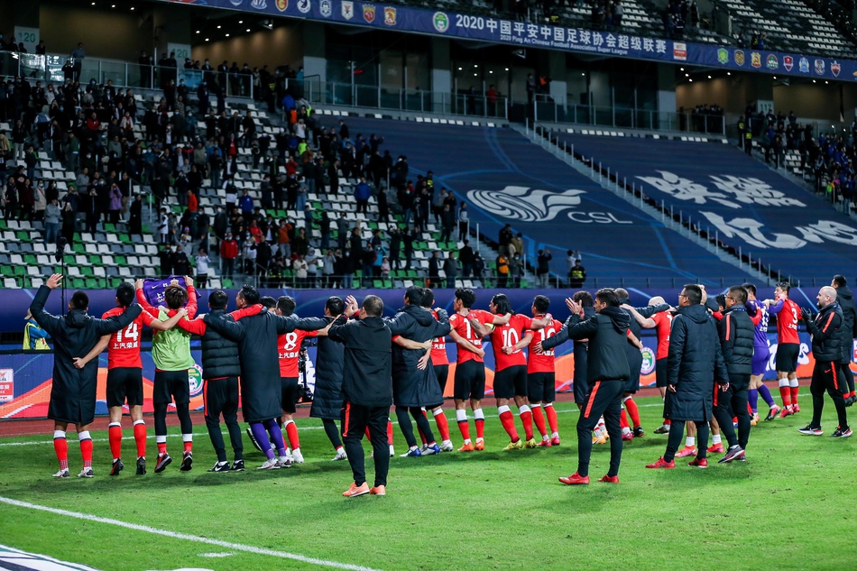 上港全队庆祝晋级前四名
