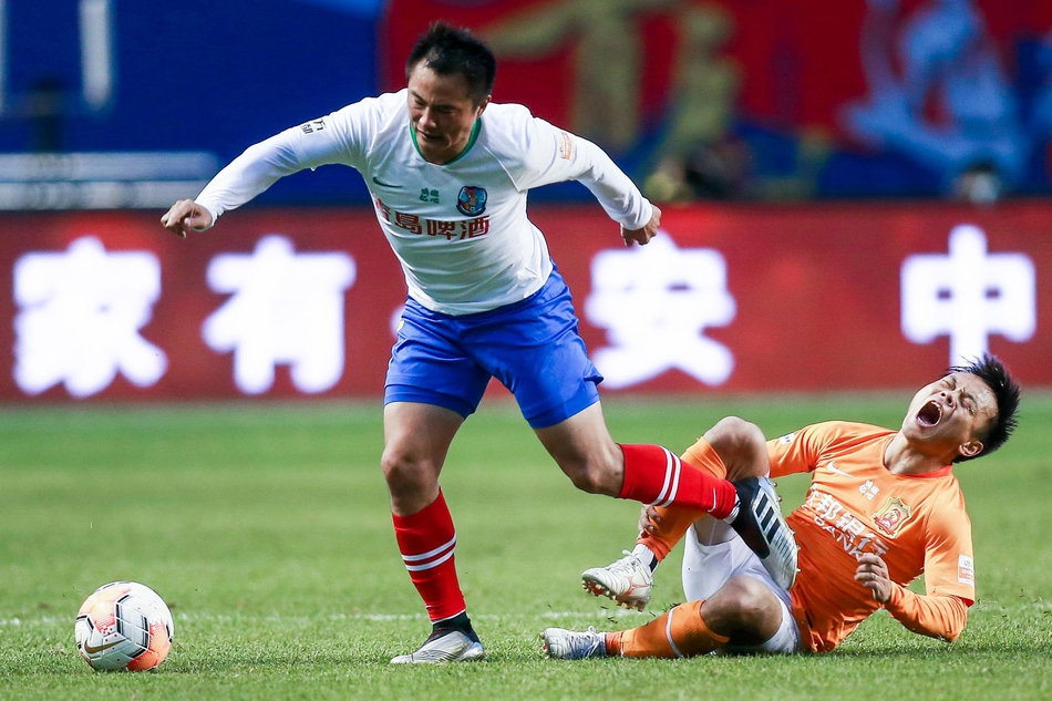 高翔蹬踏周通瞬间