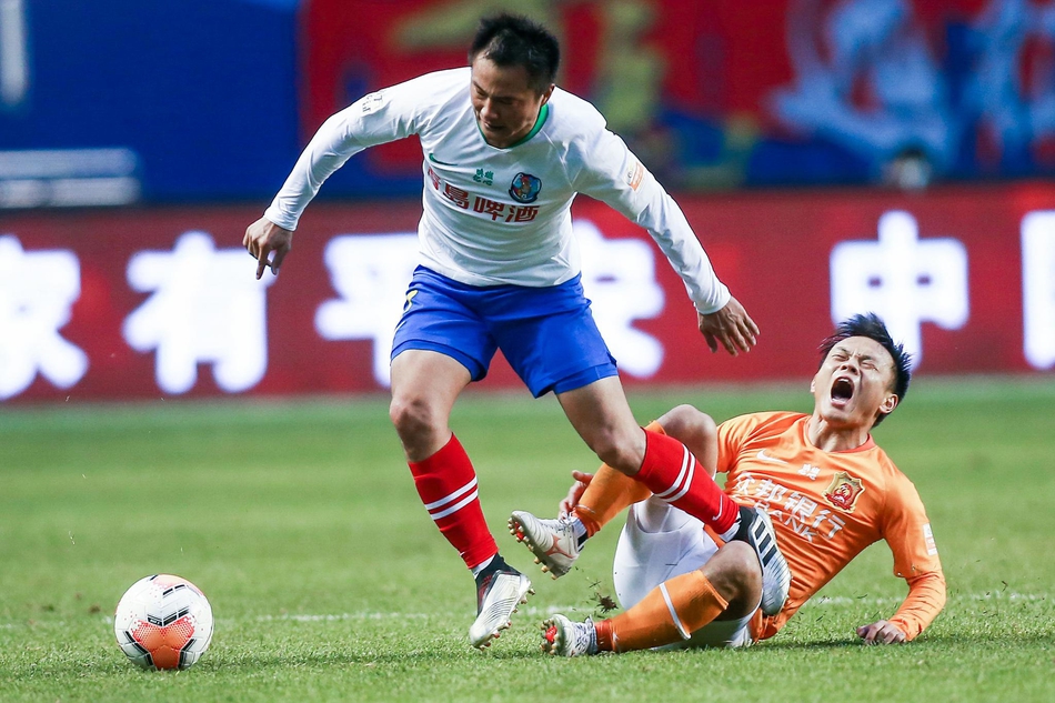 高翔蹬踏周通瞬间