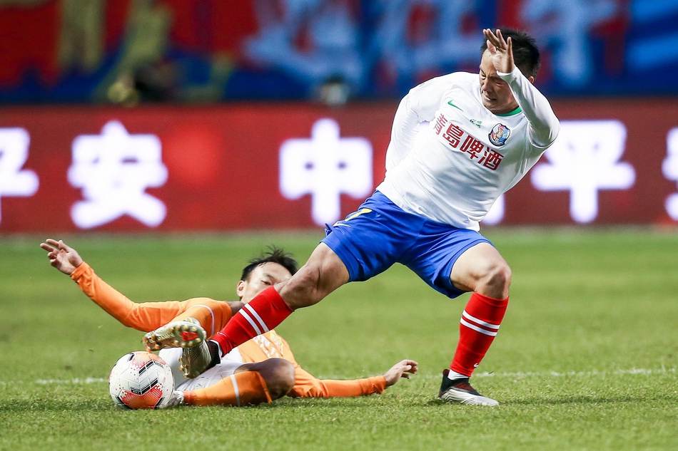 高翔蹬踏周通瞬间