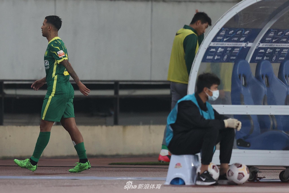 新浪直击北京国安2-0大连人