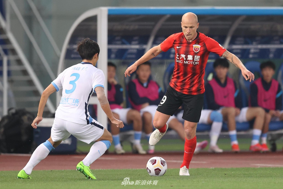 新浪直击上海海港3-0大连人