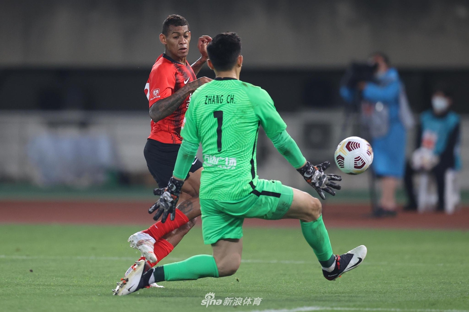 新浪直击上海海港3-0大连人