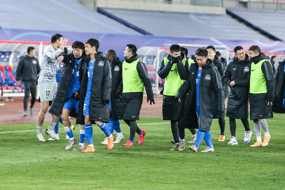 建业提前保级 众将振臂庆祝