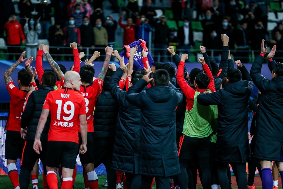 上港全队庆祝晋级前四名