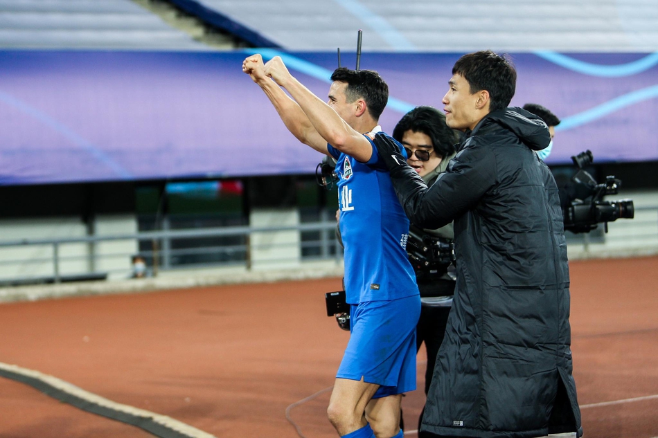 建业提前保级 众将振臂庆祝