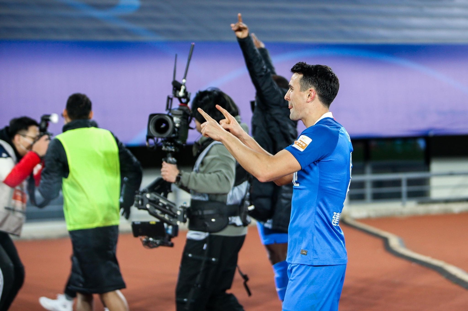 建业提前保级 众将振臂庆祝