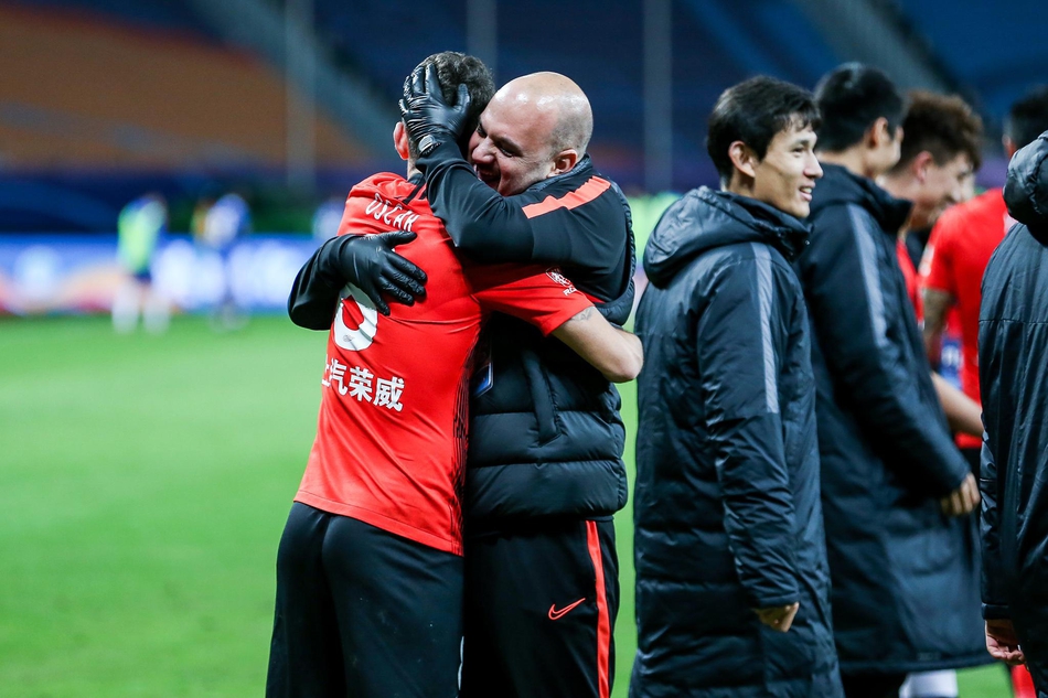 上港全队庆祝晋级前四名