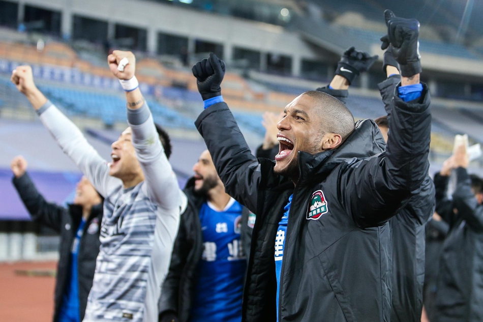 建业提前保级 众将振臂庆祝