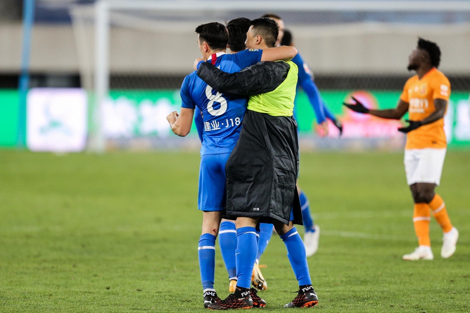 建业提前保级 众将振臂庆祝