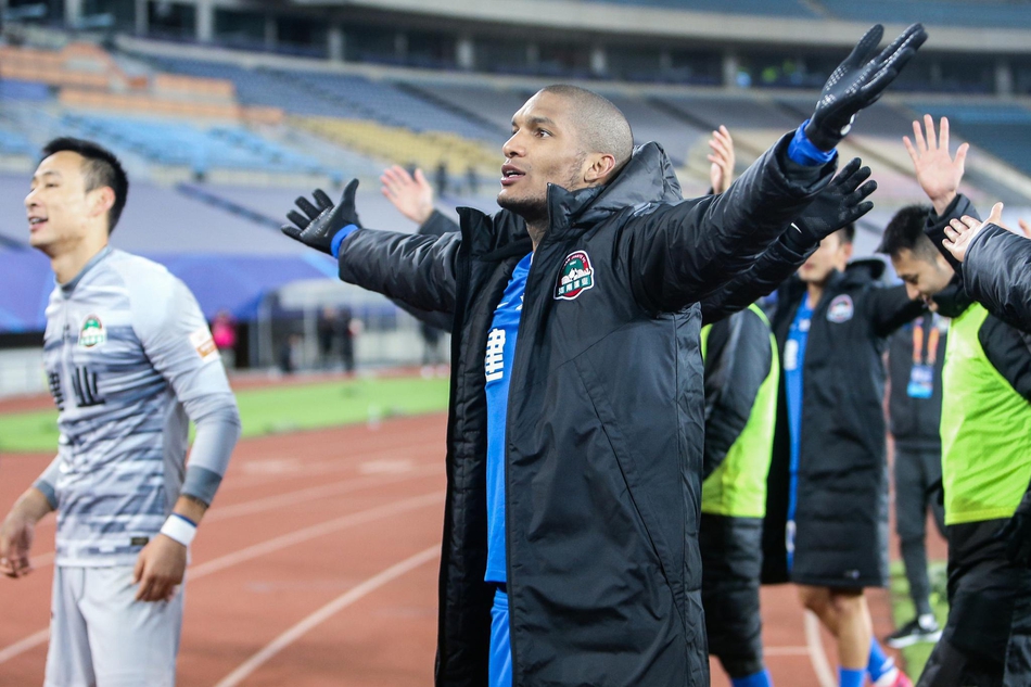 建业提前保级 众将振臂庆祝