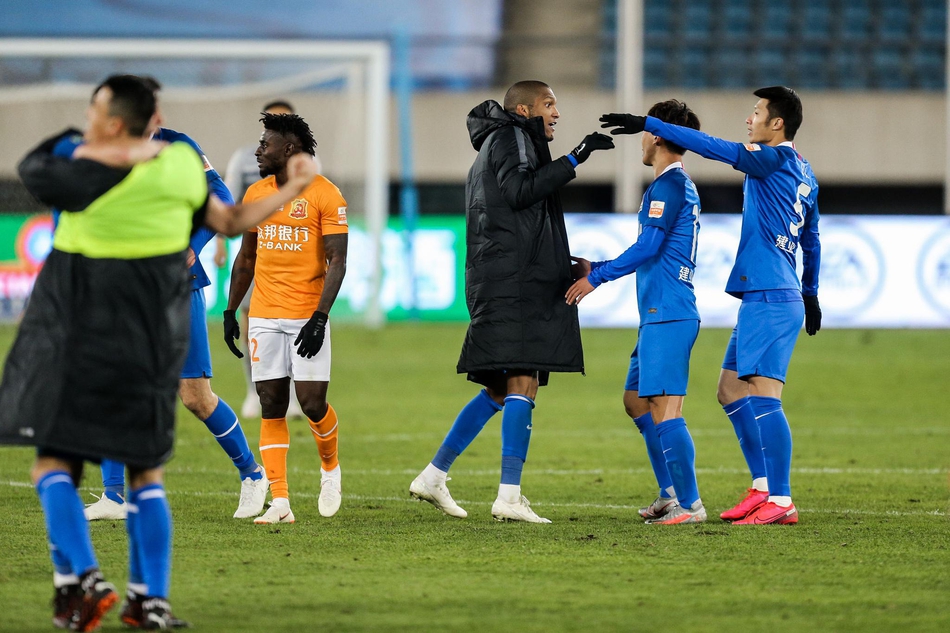 建业提前保级 众将振臂庆祝