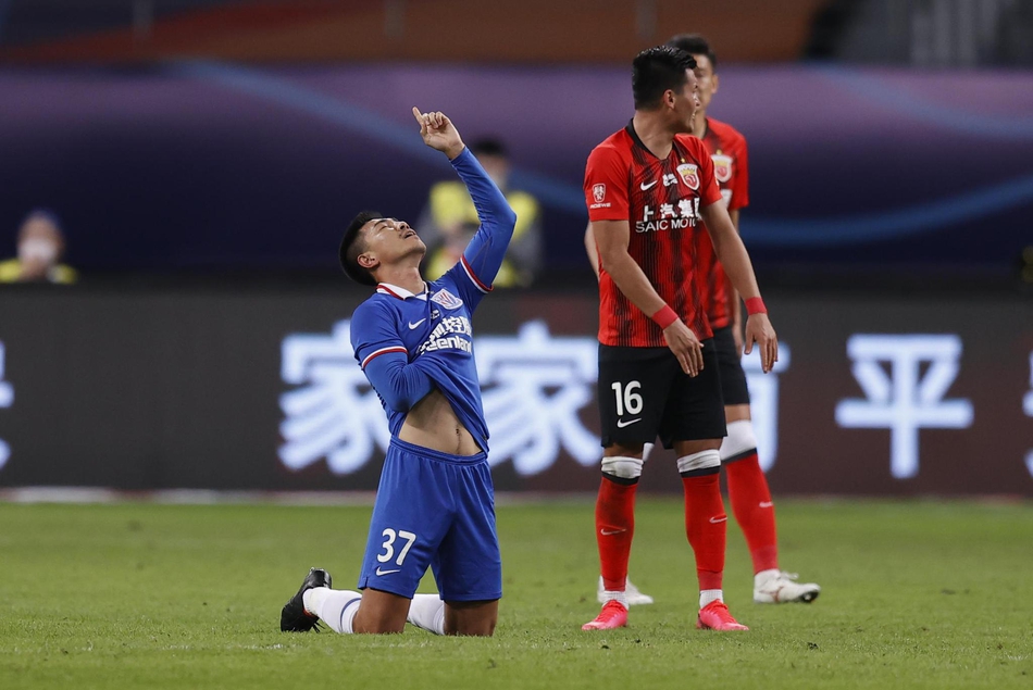 孙世林跪地庆祝